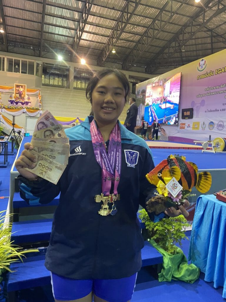 “น้องเนย” สาวเตรียมวิศวฯ ทุบสถิติยุวชนประเทศไทยในศึกยกลูกเหล็กที่ปากน้ำโพ