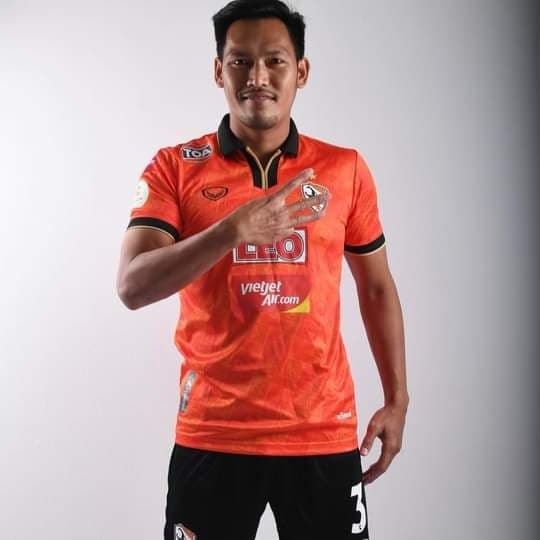“ฟุตบอลอาชีพบ้านเราหาความแน่นอนไม่ได้ ต้องหาอะไรทำเพื่อสร้างรายได้”“บี” ธนะศักดิ์ ศรีใส